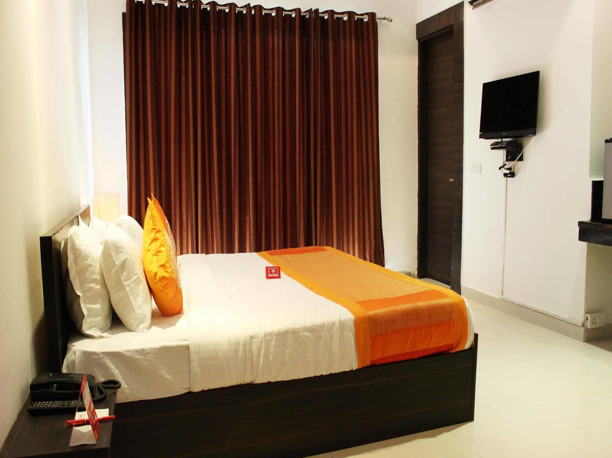 Oyo Flagship 387 Moulsari Avenue Hotell Gurgaon Exteriör bild