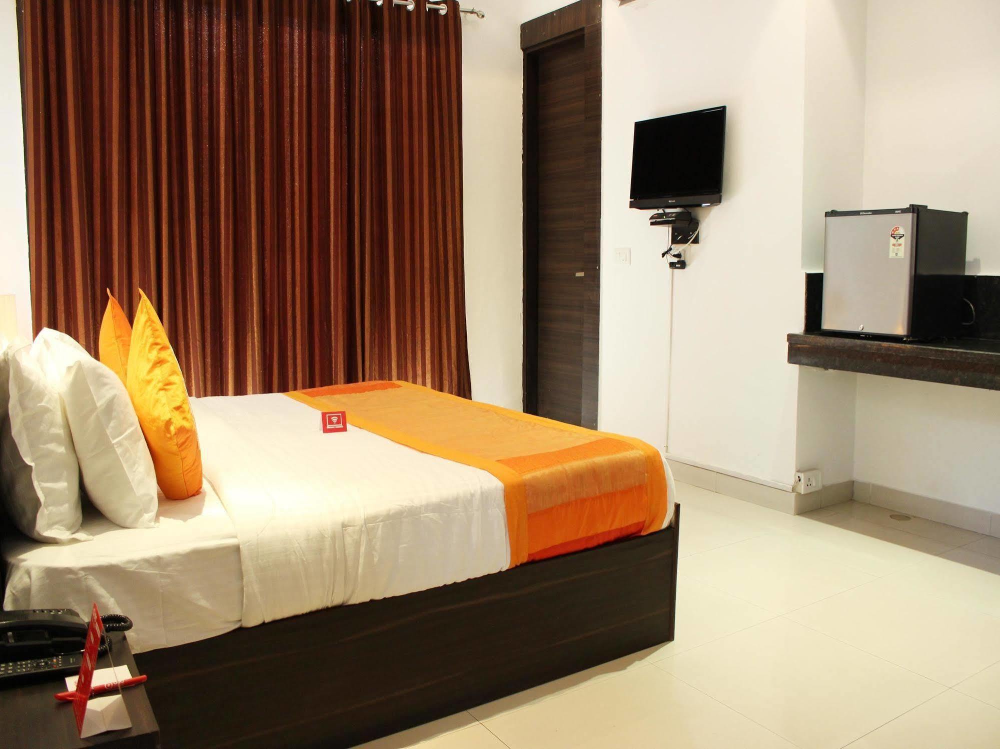 Oyo Flagship 387 Moulsari Avenue Hotell Gurgaon Exteriör bild